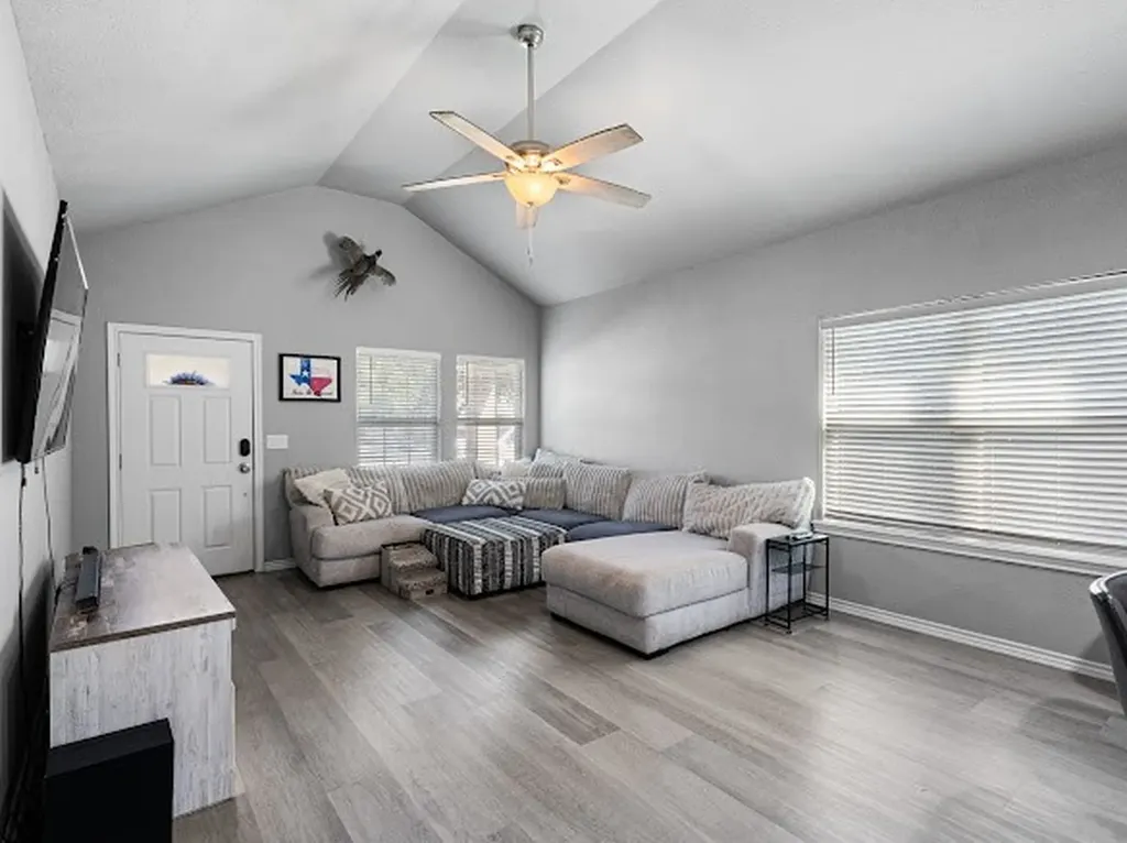 207 N Hubbard Street Alvord TX 76225