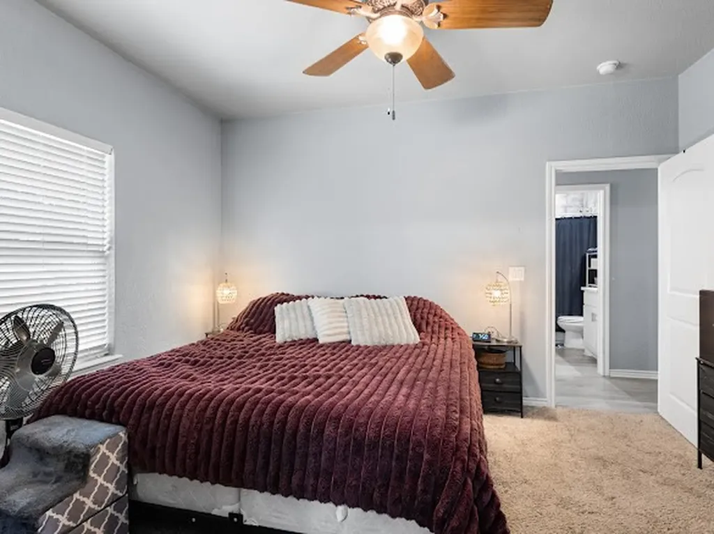 207 N Hubbard Street Alvord TX 76225