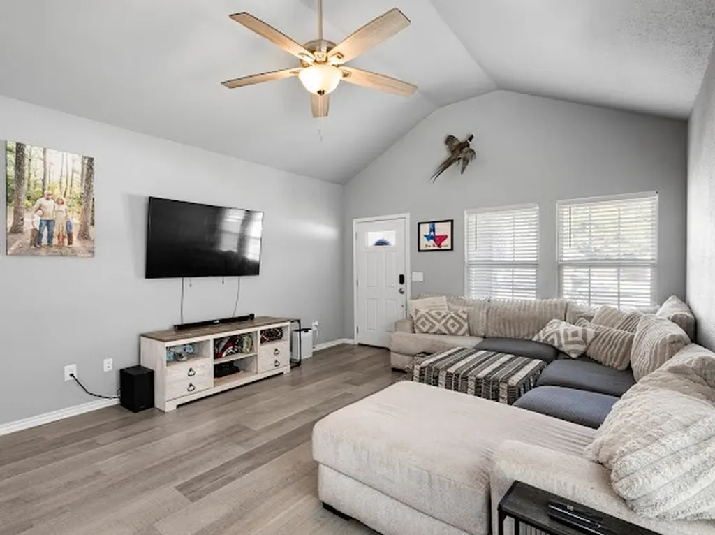 207 N Hubbard Street Alvord TX 76225