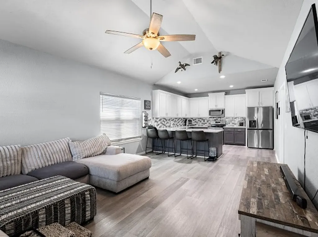 207 N Hubbard Street Alvord TX 76225