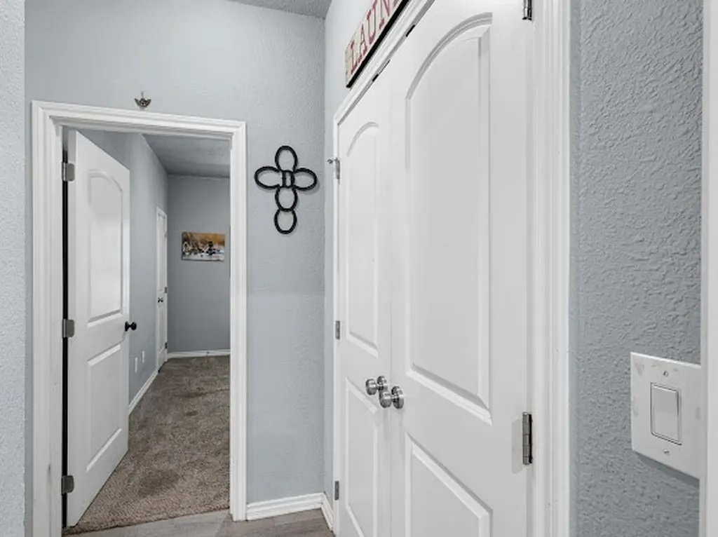 207 N Hubbard Street Alvord TX 76225