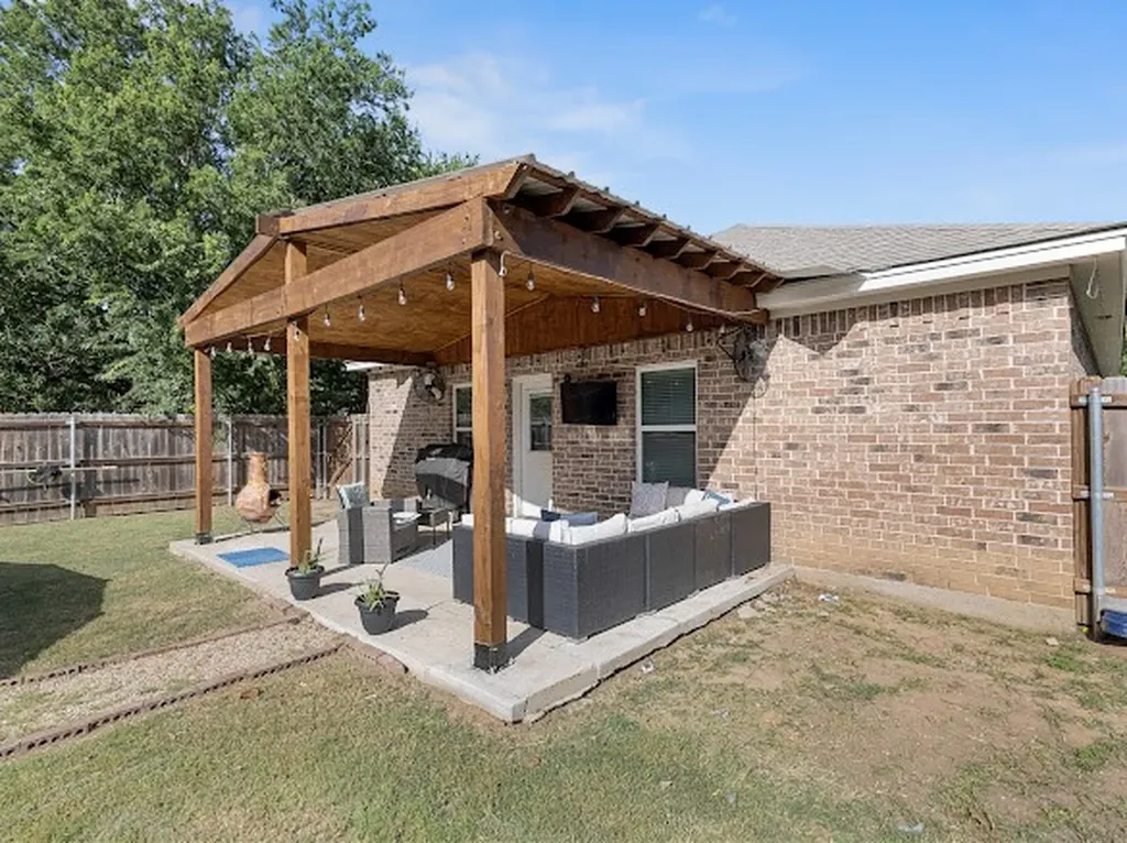 207 N Hubbard Street Alvord TX 76225
