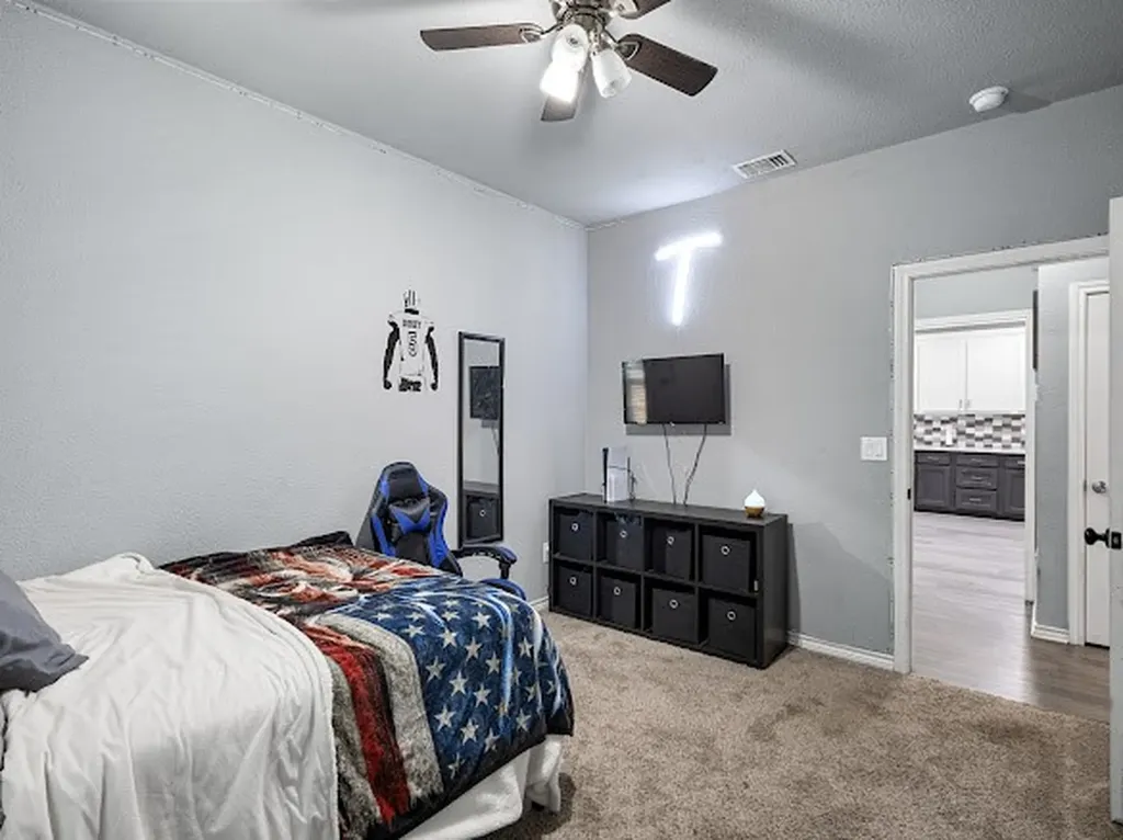 207 N Hubbard Street Alvord TX 76225