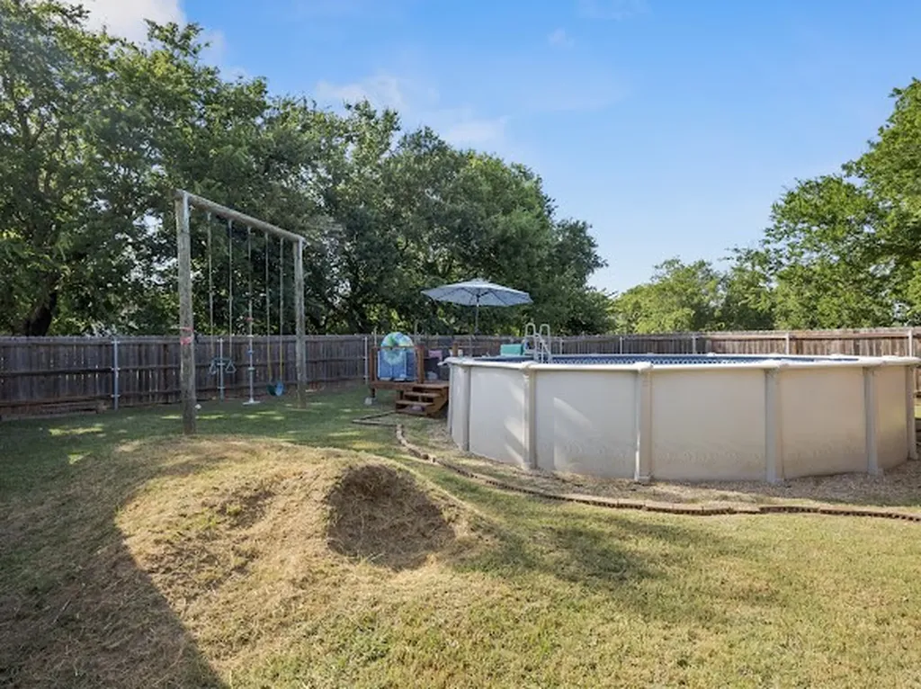 207 N Hubbard Street Alvord TX 76225
