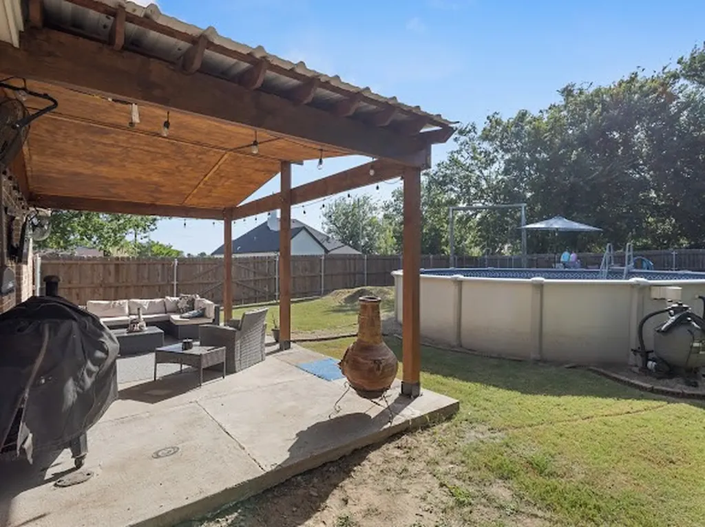 207 N Hubbard Street Alvord TX 76225