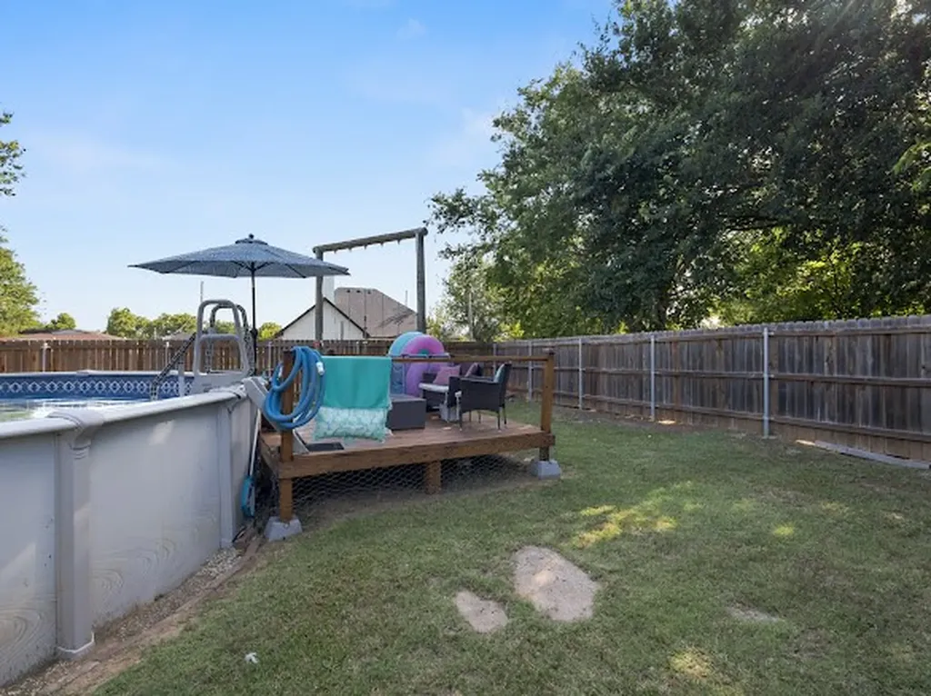 207 N Hubbard Street Alvord TX 76225