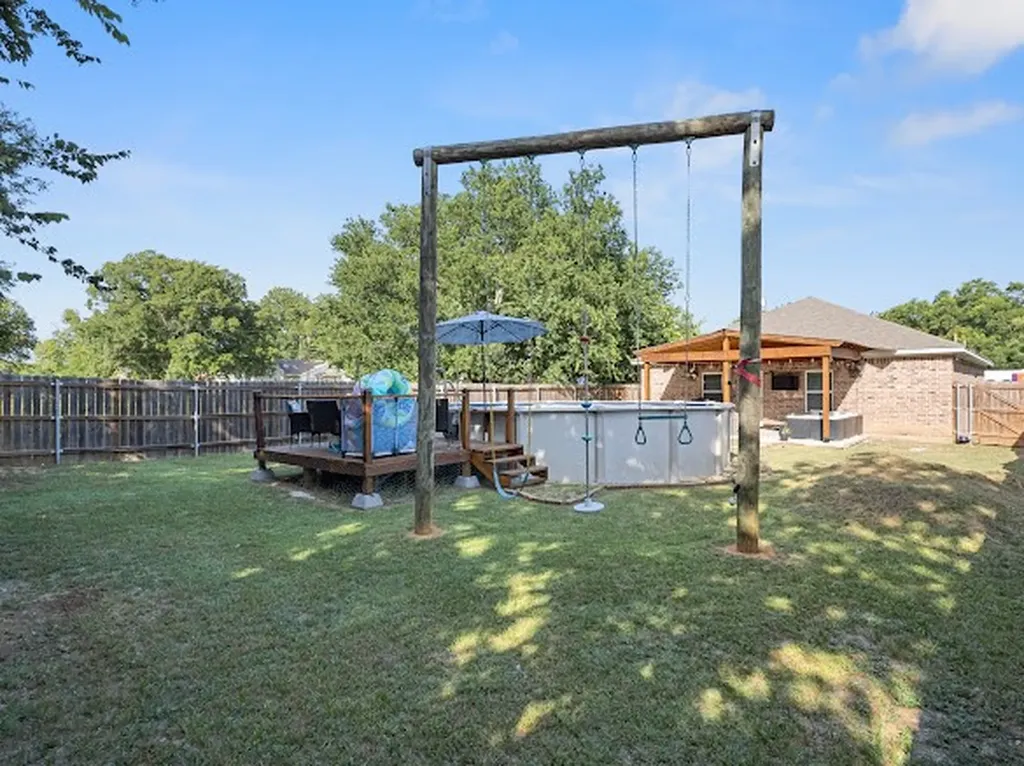 207 N Hubbard Street Alvord TX 76225