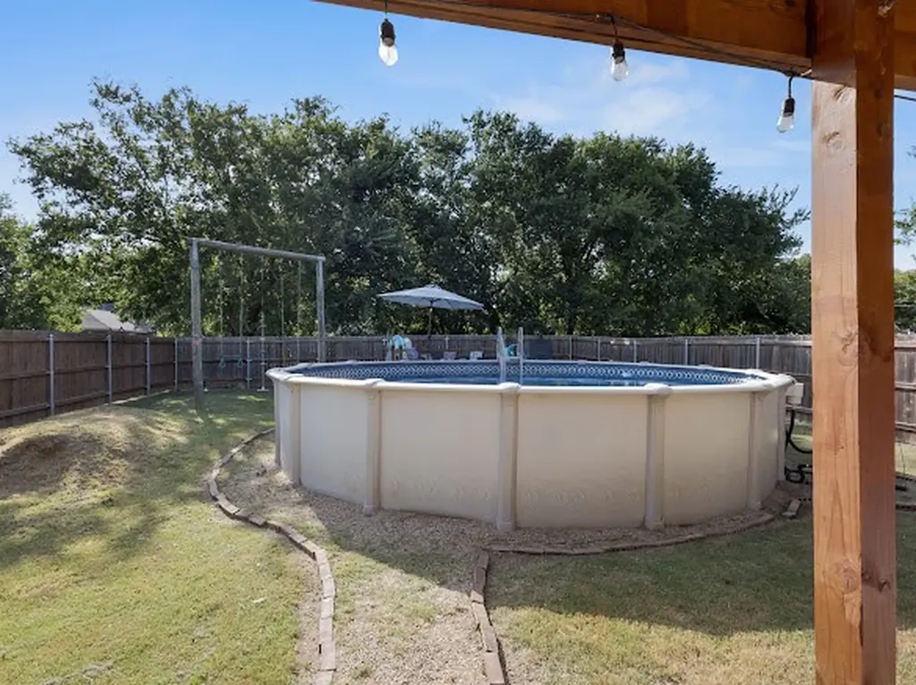 207 N Hubbard Street Alvord TX 76225