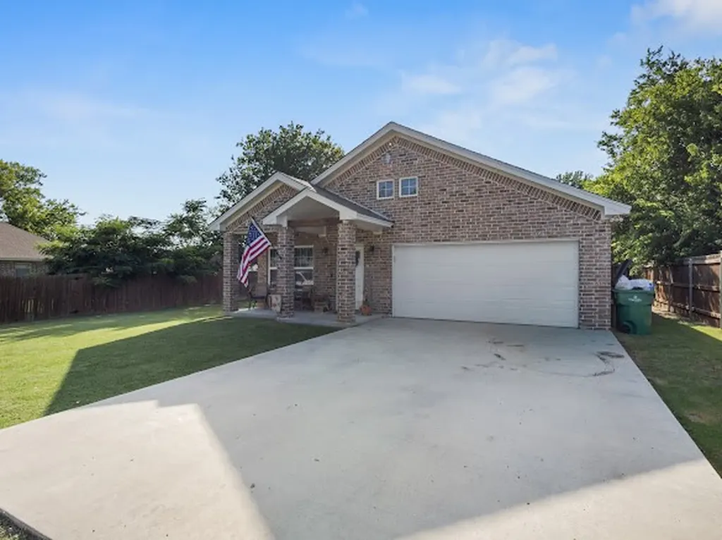 207 N Hubbard Street Alvord TX 76225