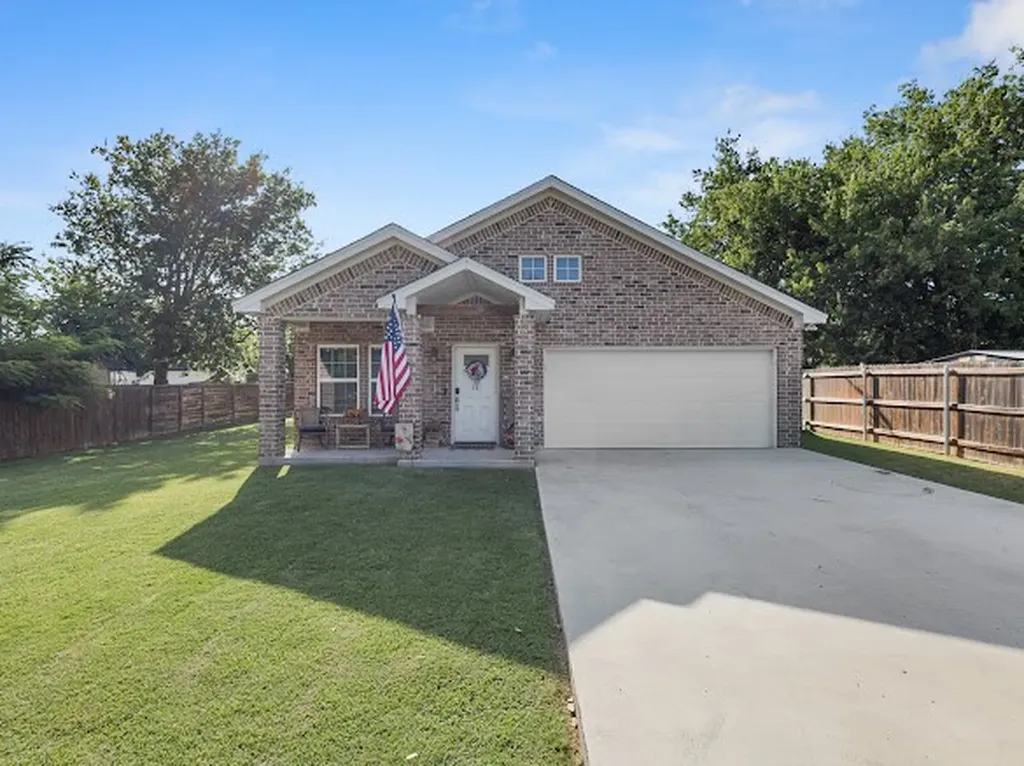 207 N Hubbard Street Alvord TX 76225