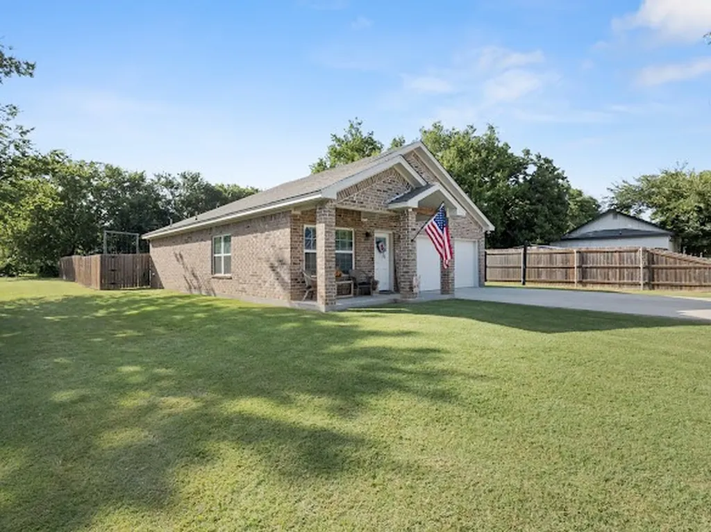 207 N Hubbard Street Alvord TX 76225