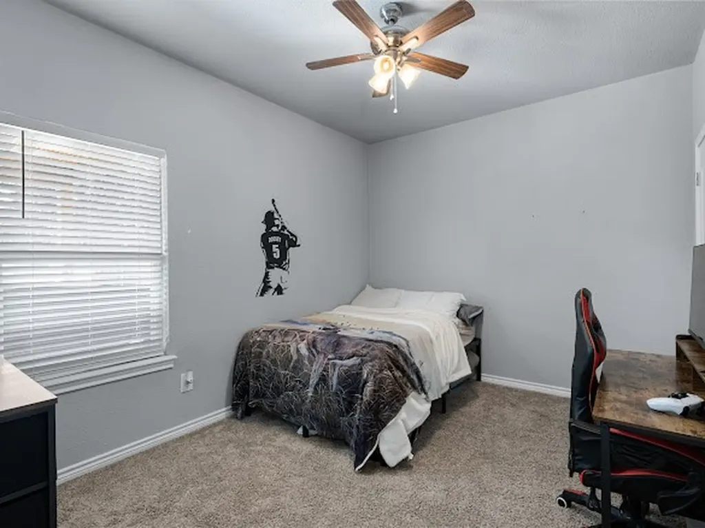 207 N Hubbard Street Alvord TX 76225