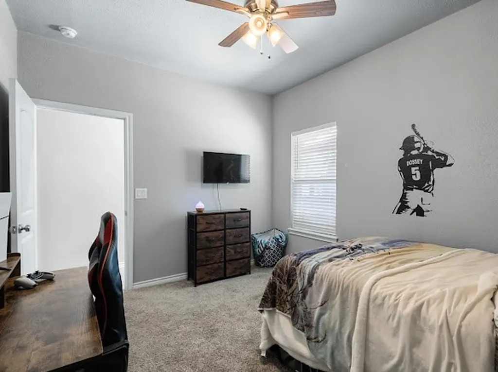 207 N Hubbard Street Alvord TX 76225