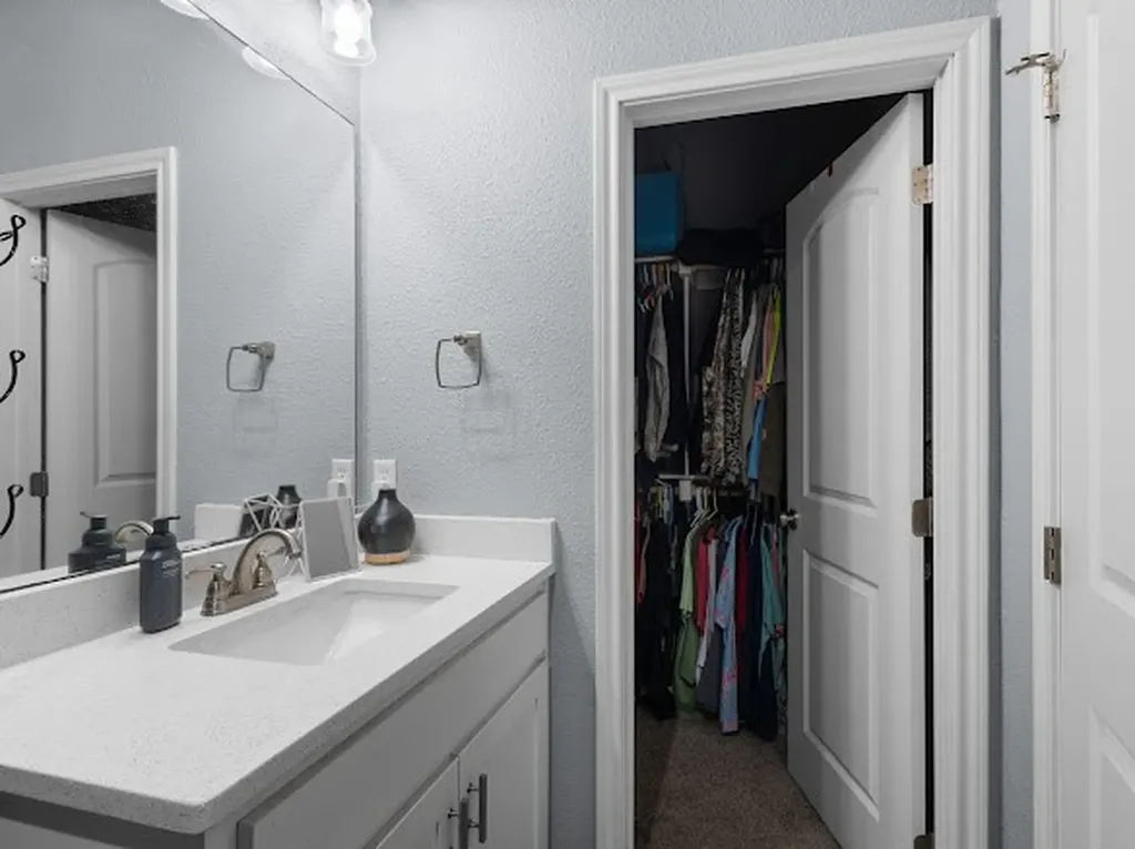 207 N Hubbard Street Alvord TX 76225
