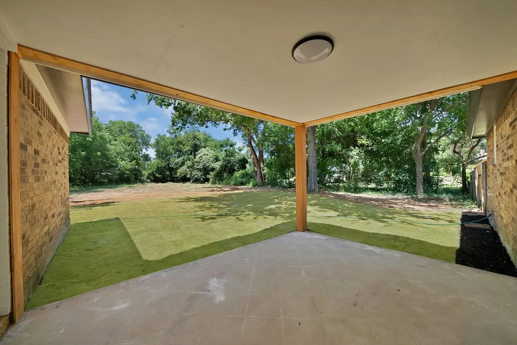 105 Oak Lane Burleson TX 76028