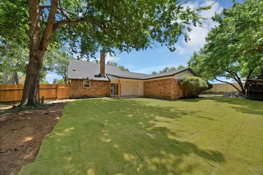 105 Oak Lane Burleson TX 76028