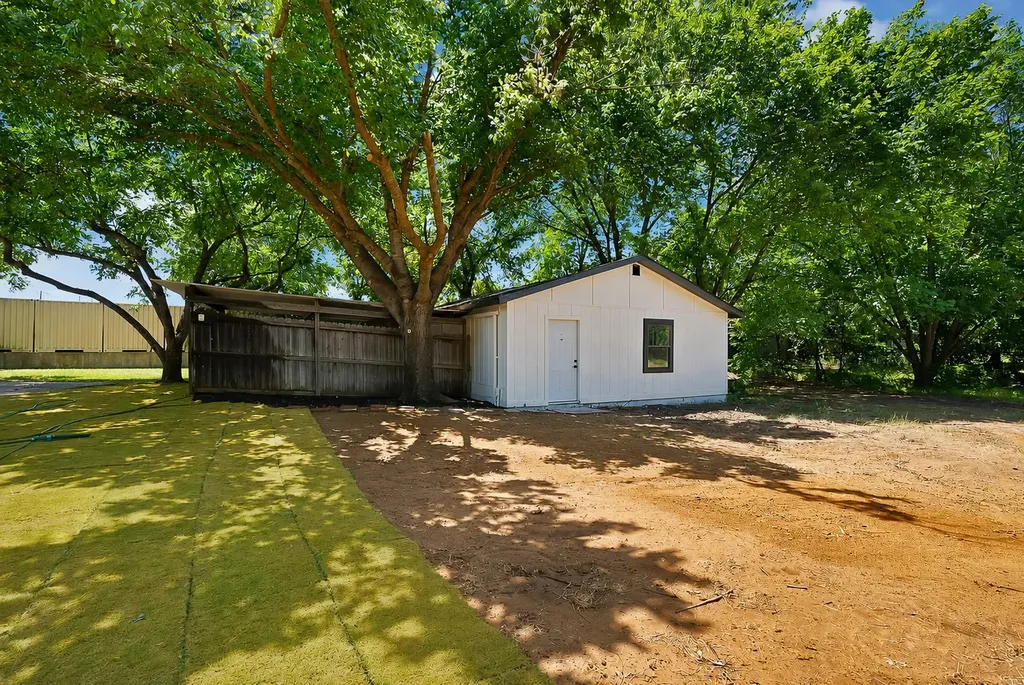 105 Oak Lane Burleson TX 76028