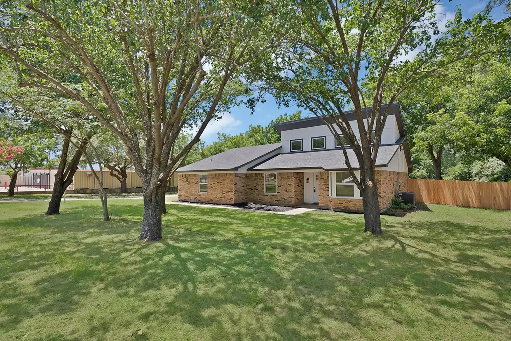 105 Oak Lane Burleson TX 76028