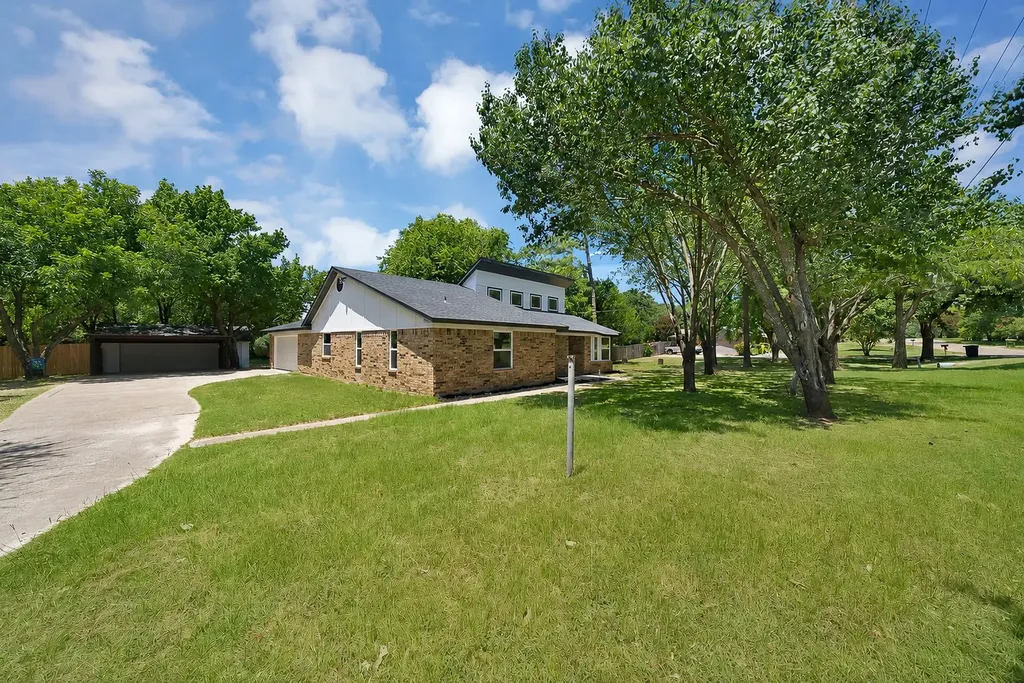 105 Oak Lane Burleson TX 76028