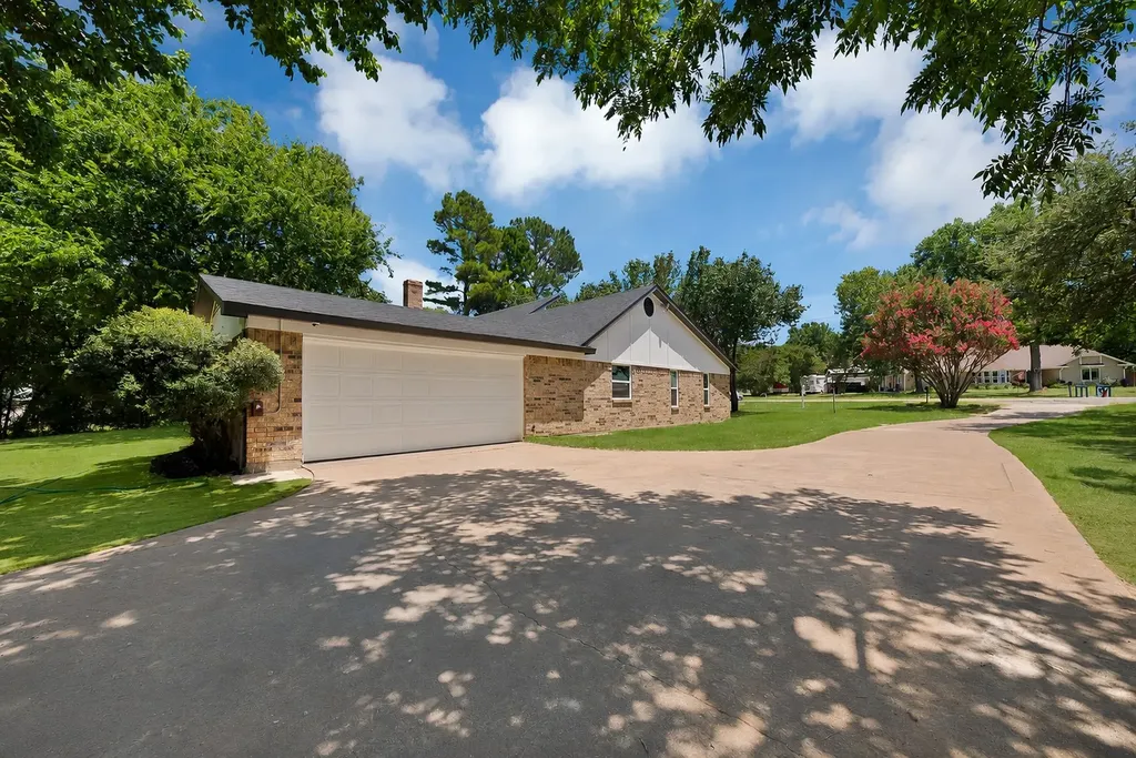 105 Oak Lane Burleson TX 76028