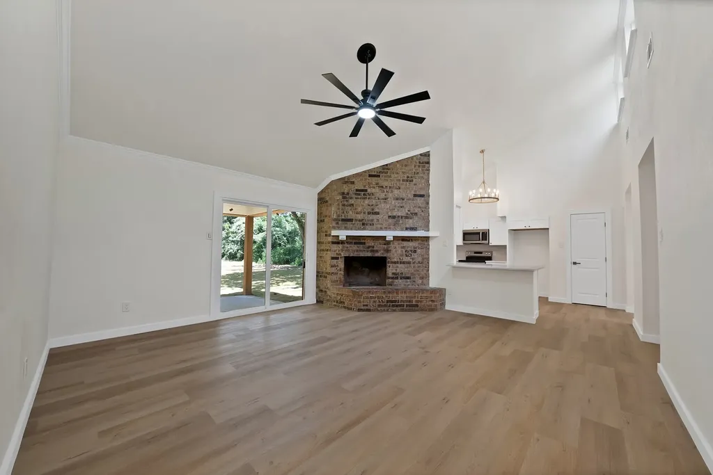 105 Oak Lane Burleson TX 76028