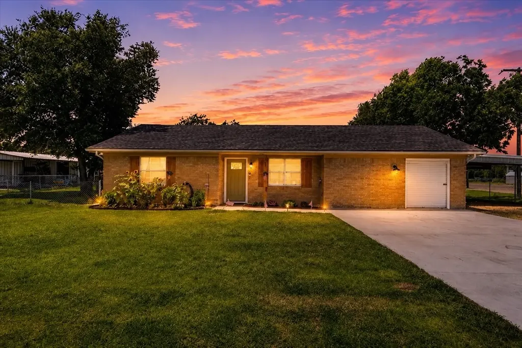 703 N Gilmer Avenue Dawson TX 76639