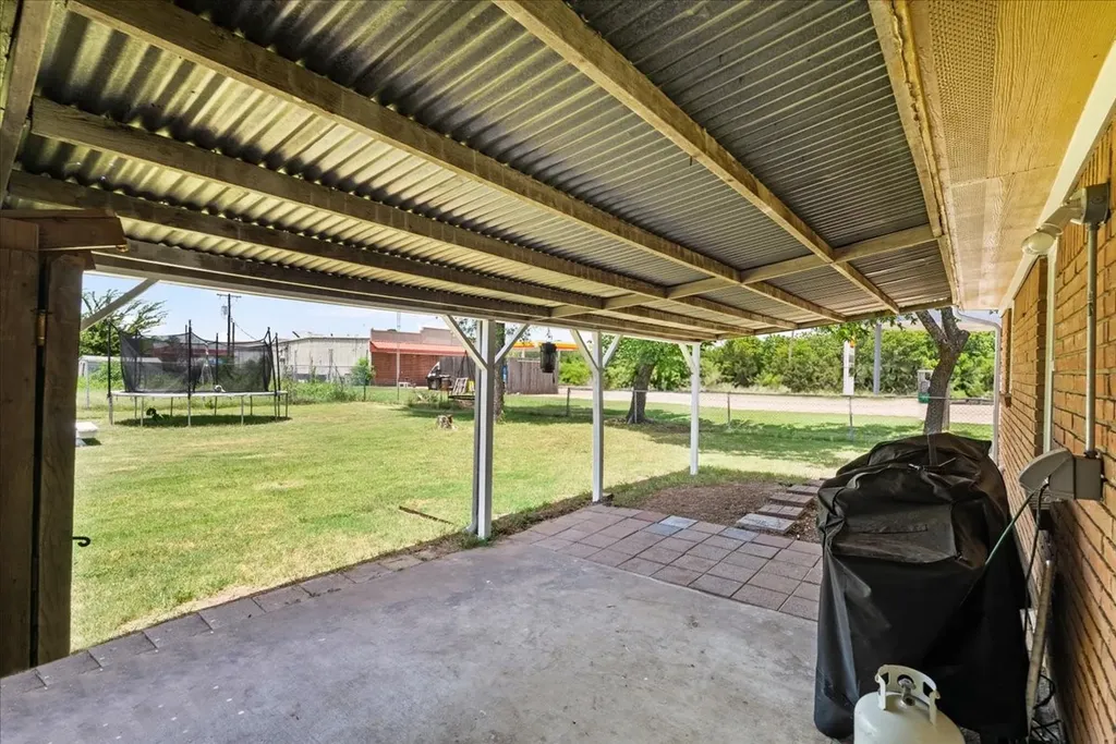 703 N Gilmer Avenue Dawson TX 76639