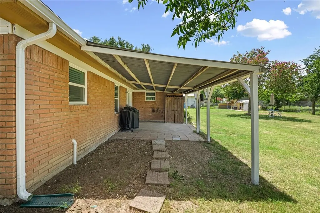 703 N Gilmer Avenue Dawson TX 76639