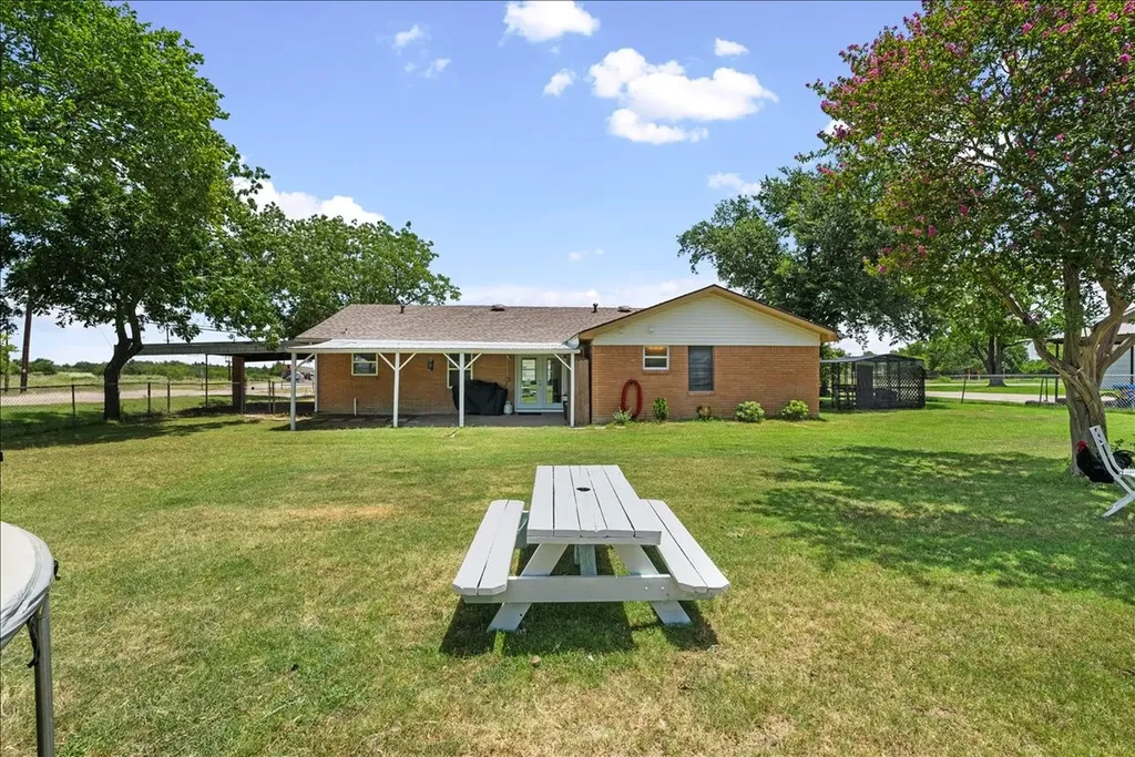 703 N Gilmer Avenue Dawson TX 76639