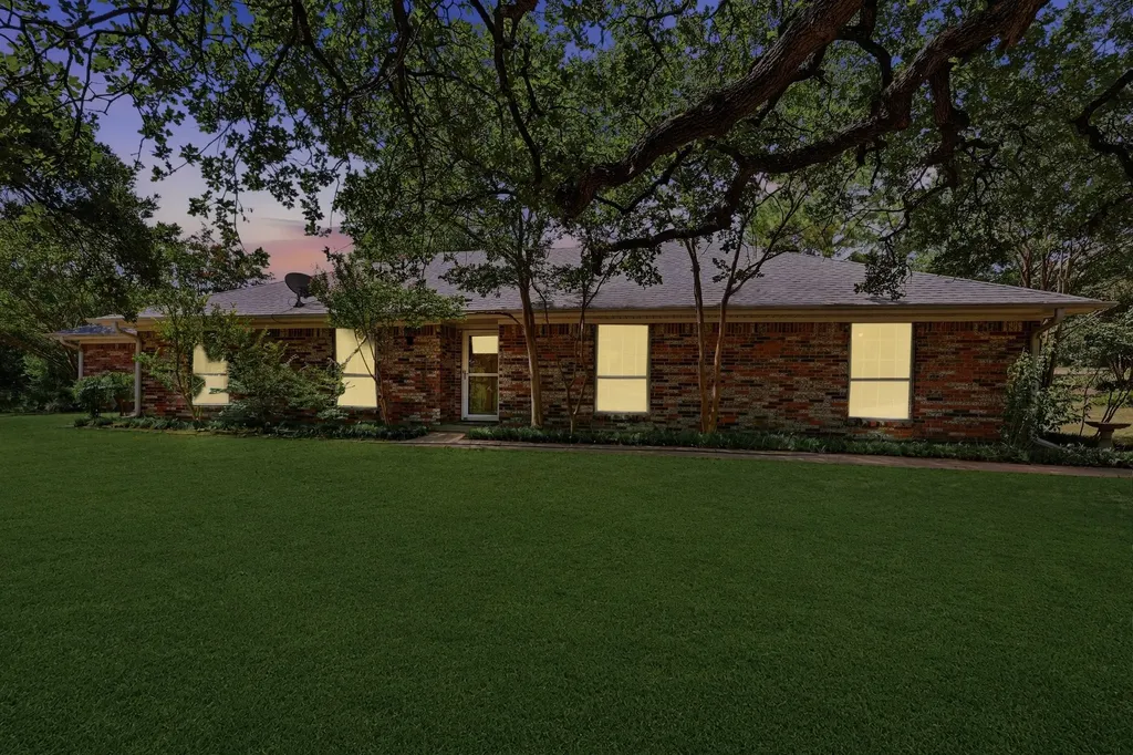 101 Colonial Parkway Burleson TX 76028