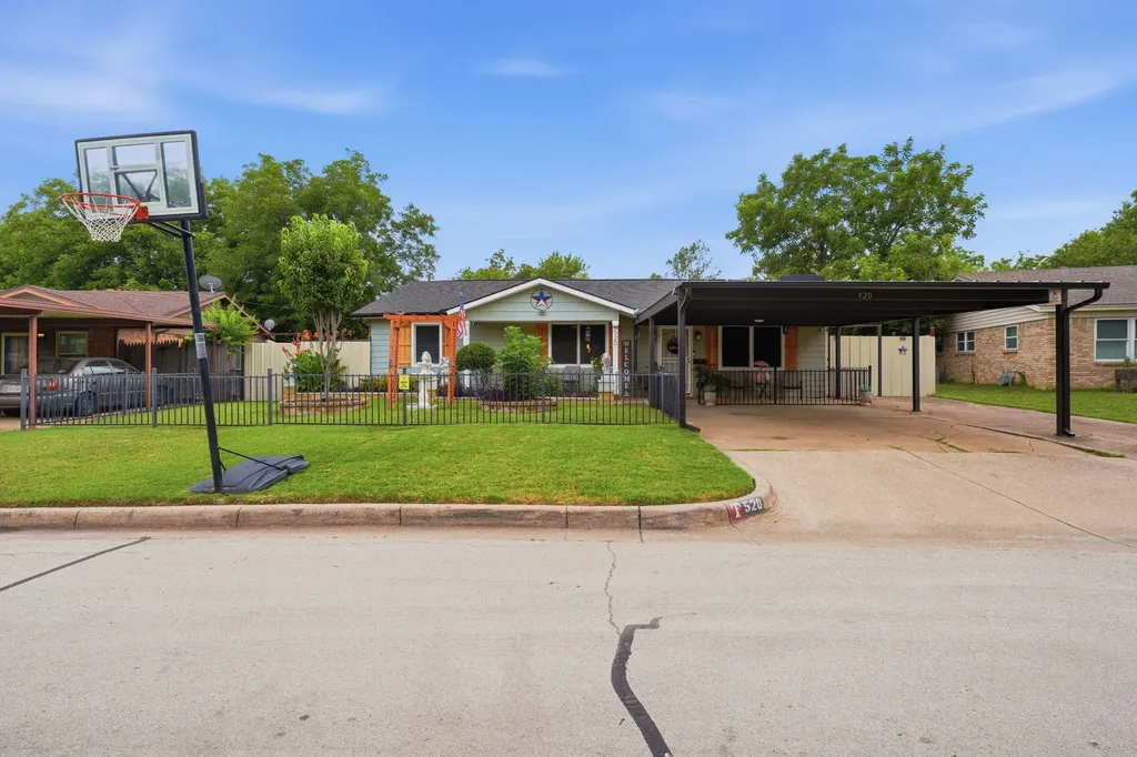 520 Thompson Drive Saginaw TX 76179