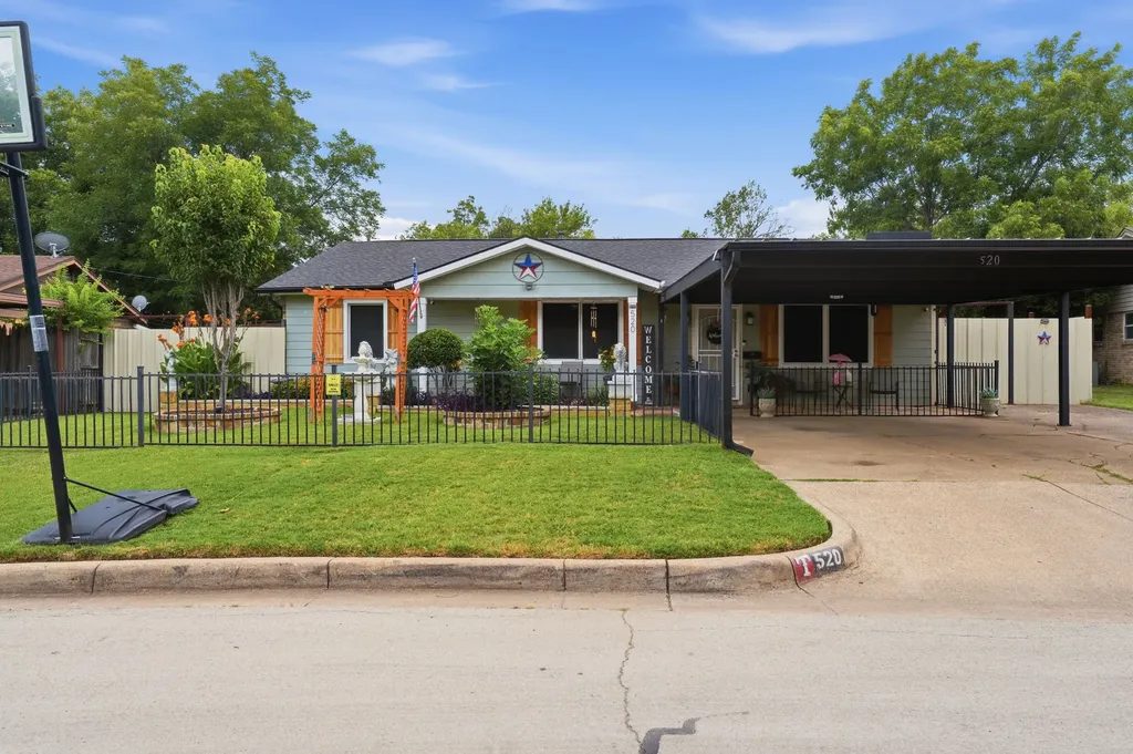 520 Thompson Drive Saginaw TX 76179
