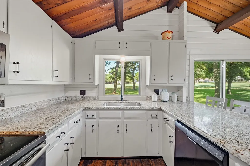 914 Kiowa Drive W Lake Kiowa TX 76240