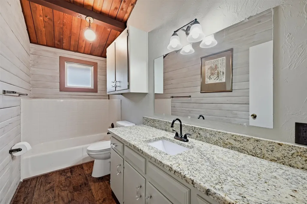 914 Kiowa Drive W Lake Kiowa TX 76240