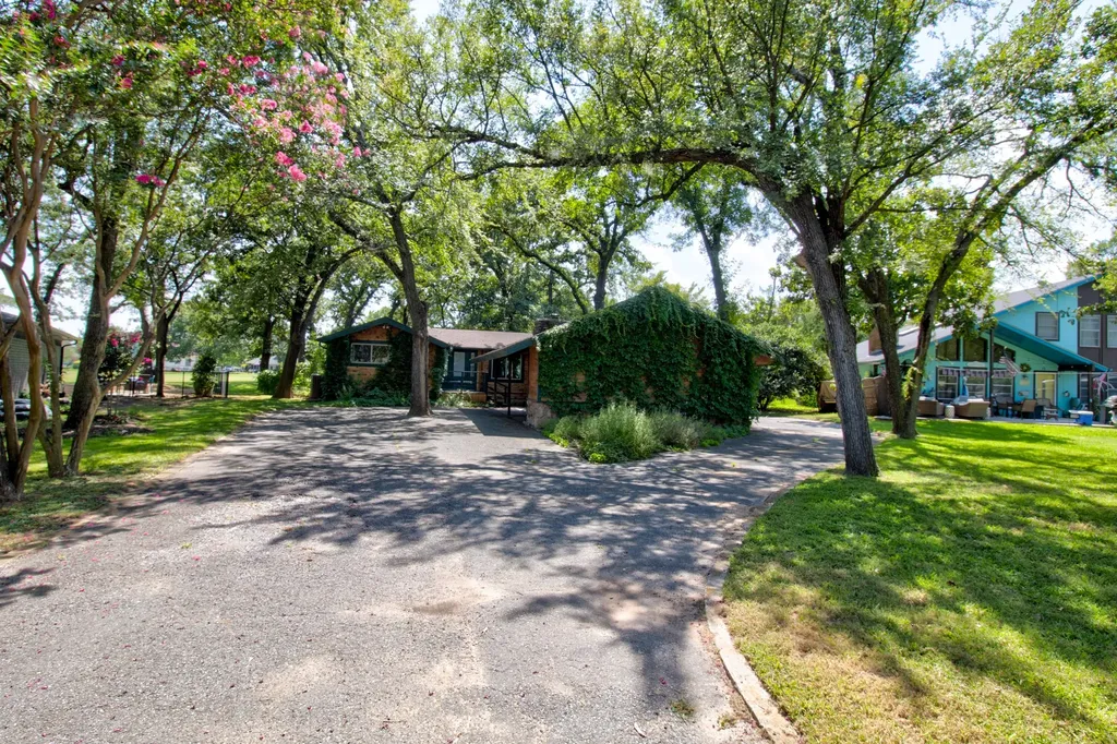 914 Kiowa Drive W Lake Kiowa TX 76240