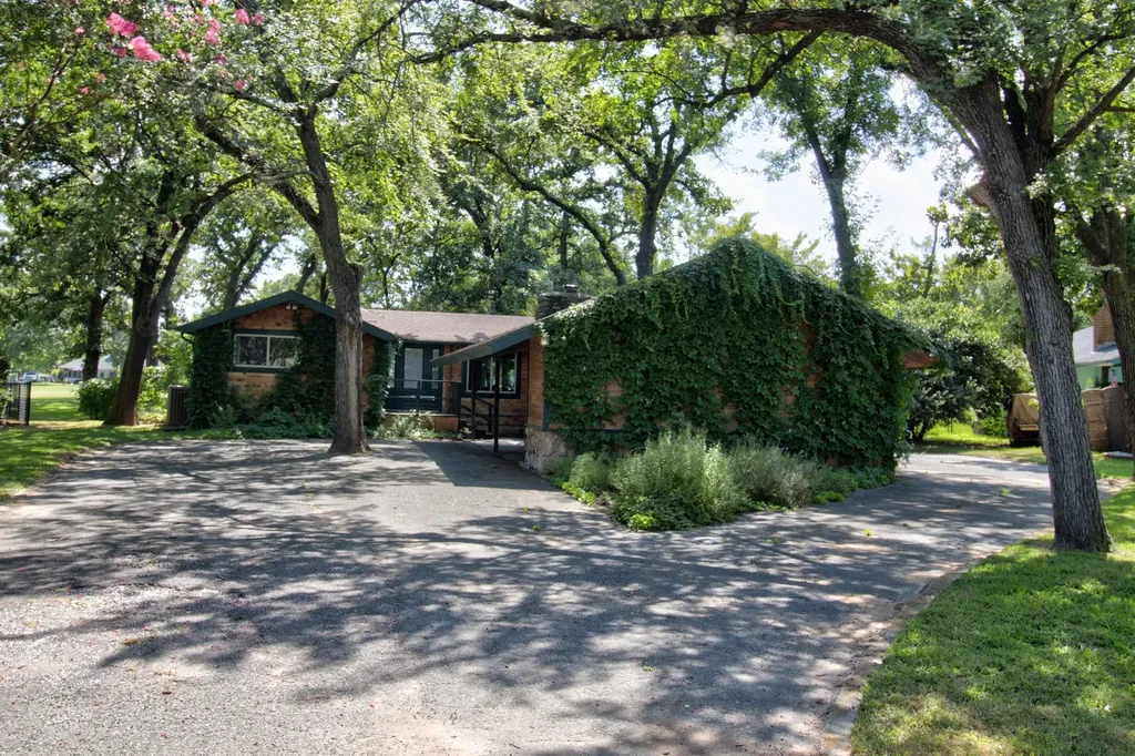 914 Kiowa Drive W Lake Kiowa TX 76240