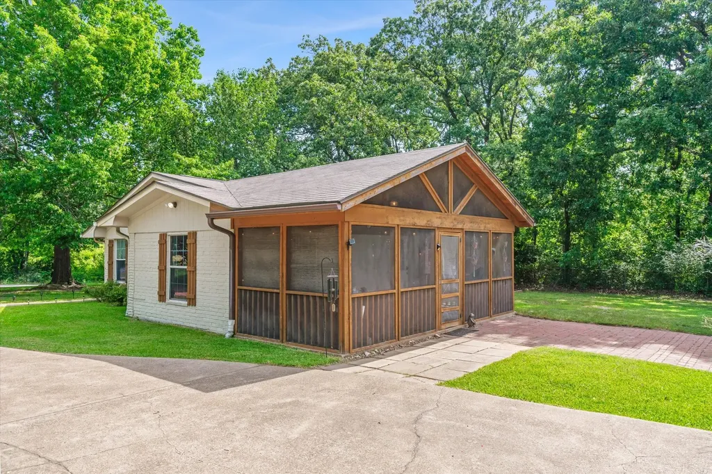 720 E High Street Grand Saline TX 75140