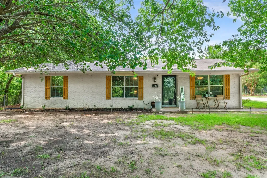 720 E High Street Grand Saline TX 75140