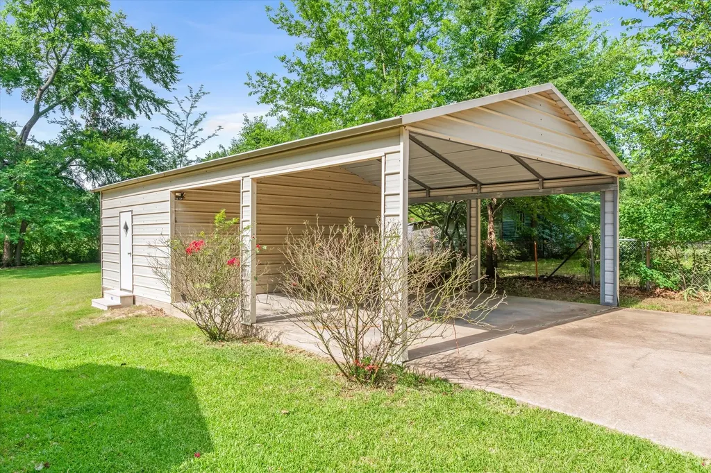 720 E High Street Grand Saline TX 75140