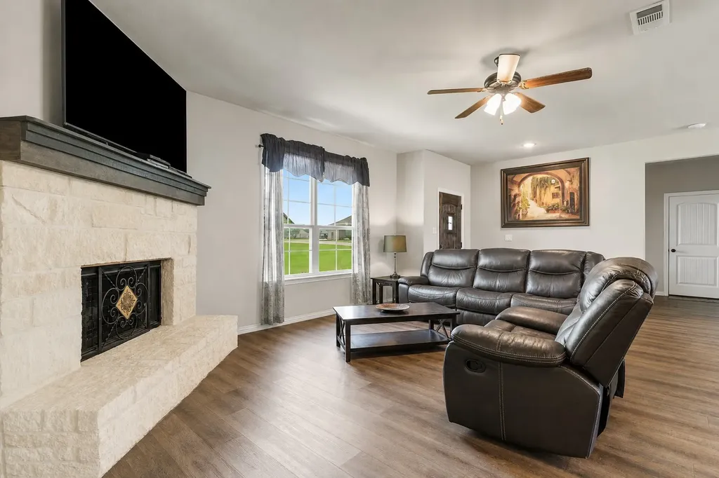 1011 Northern Oaks Court Springtown TX 76082
