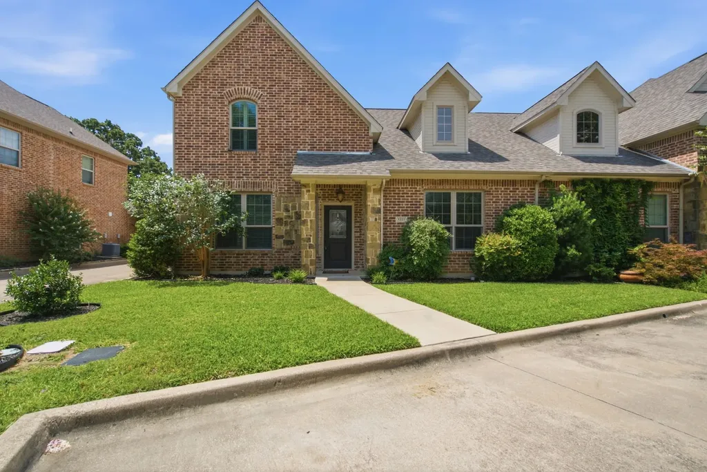 5221 Park Drive River Oaks TX 76114