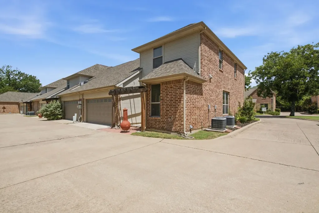 5221 Park Drive River Oaks TX 76114