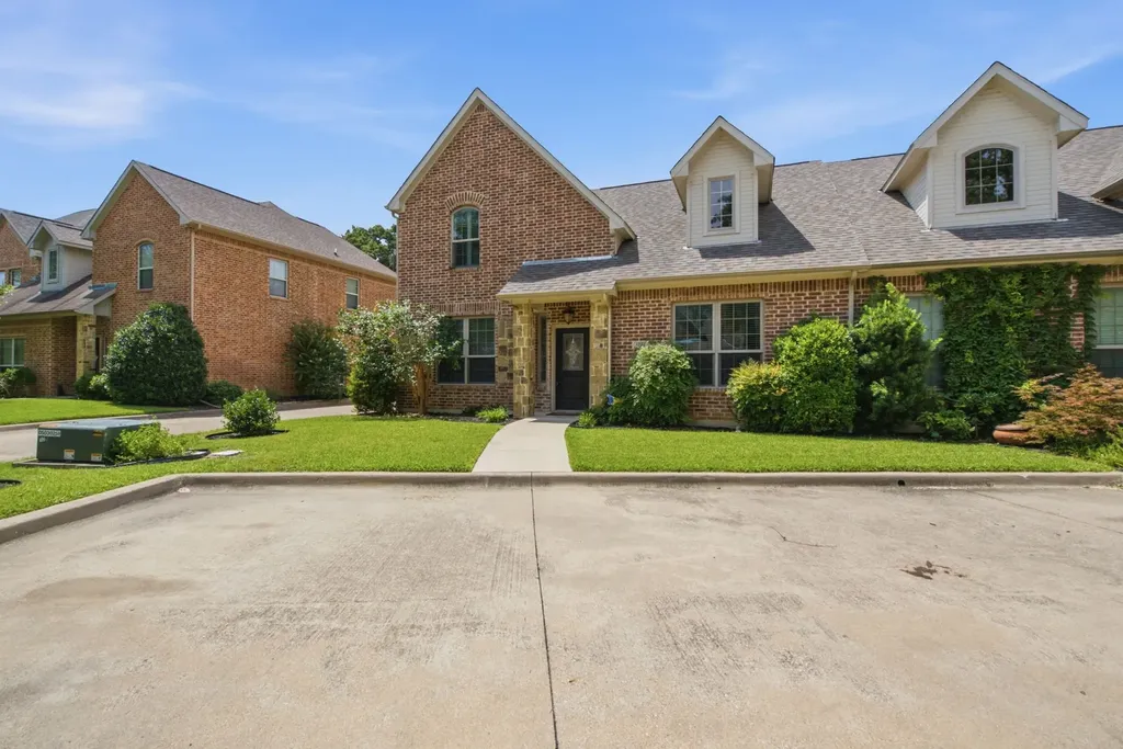 5221 Park Drive River Oaks TX 76114