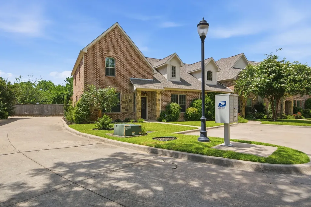 5221 Park Drive River Oaks TX 76114