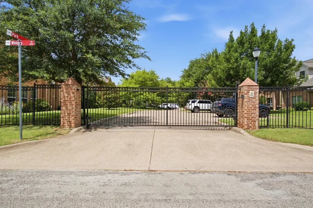 5221 Park Drive River Oaks TX 76114
