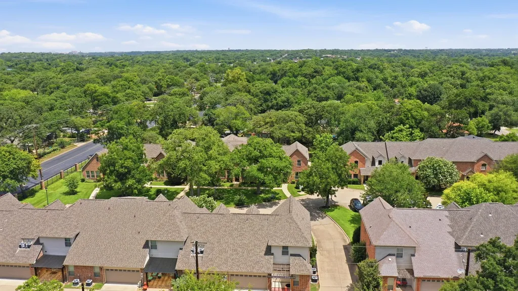 5221 Park Drive River Oaks TX 76114