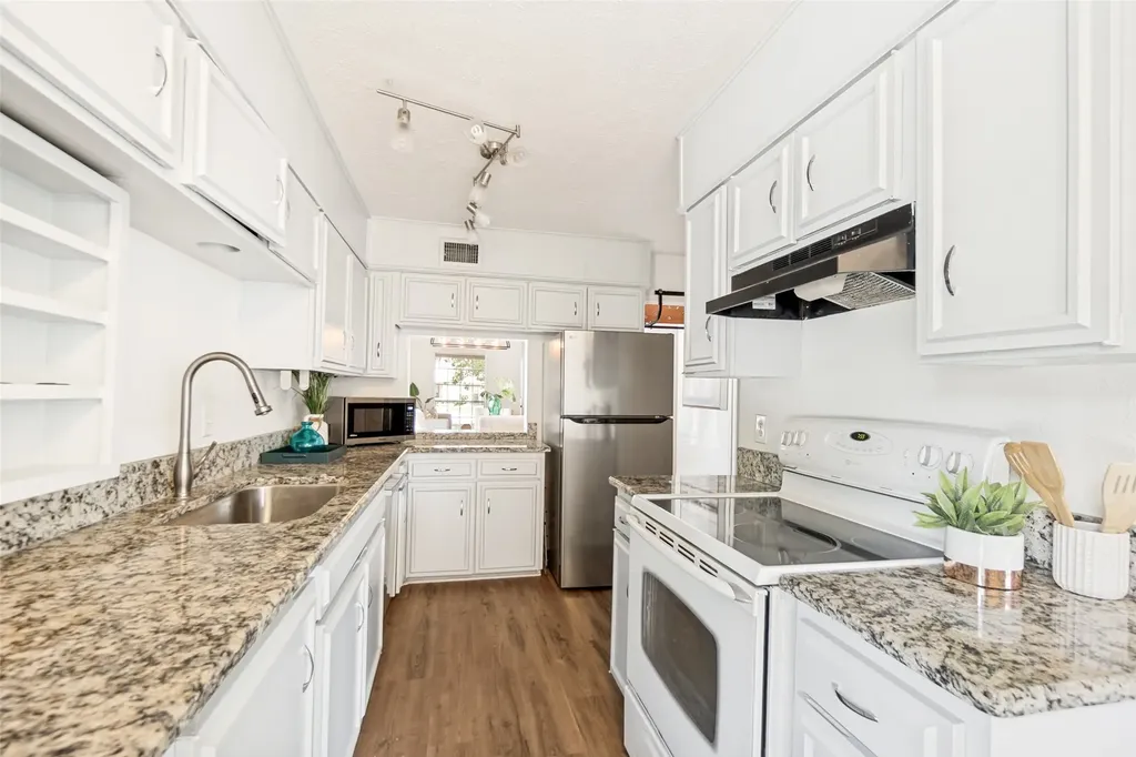 13747 Flagstone Lane Dallas TX 75240