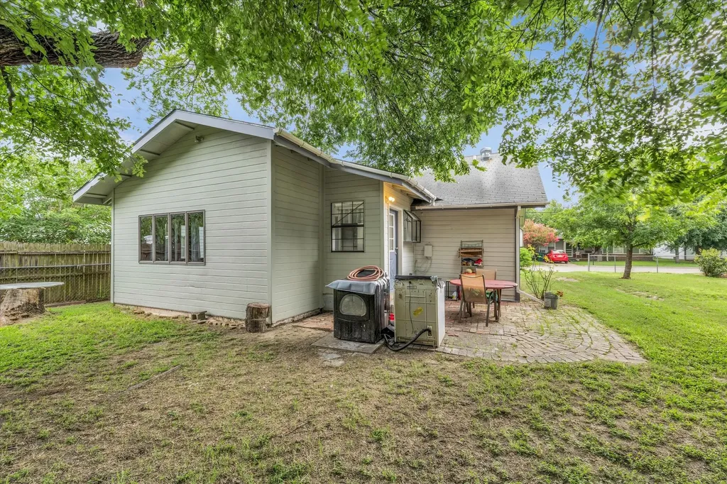 1020 Fisher Street Bellmead TX 76705