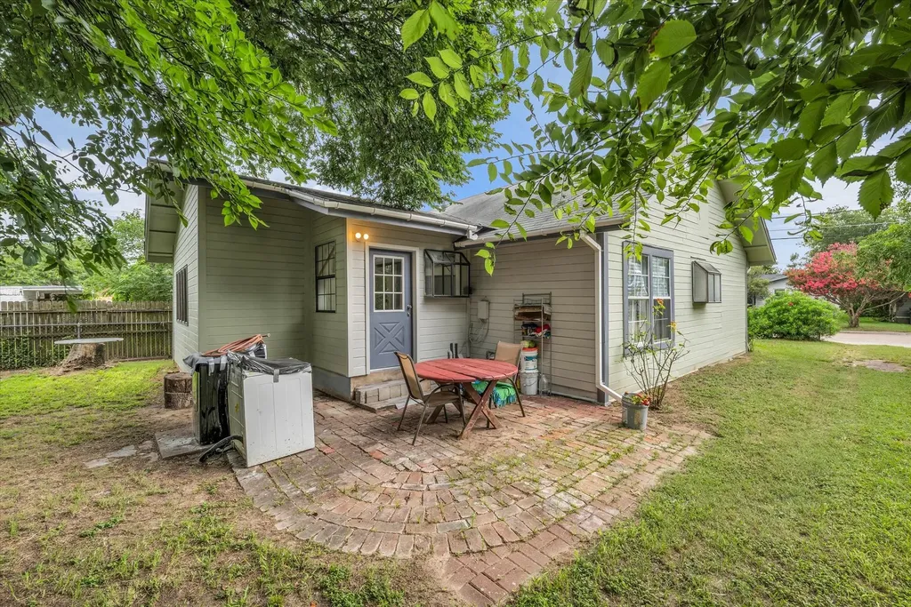 1020 Fisher Street Bellmead TX 76705