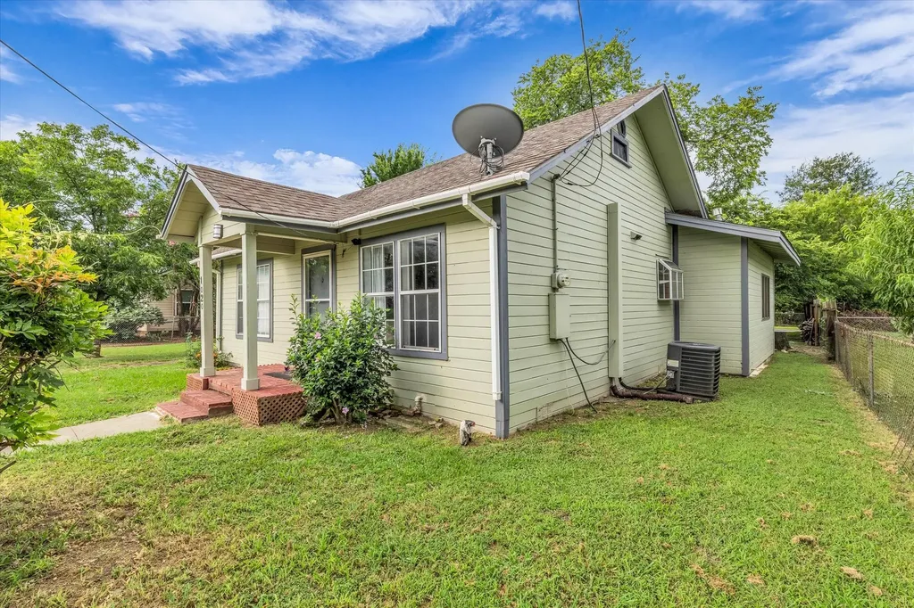 1020 Fisher Street Bellmead TX 76705